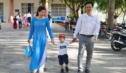 Gia đình hạnh phúc là điều kiện quan trọng để trẻ phát triển và trở thành người có ích cho gia đình và xã hội. 		                        Ảnh: THU HOÀI