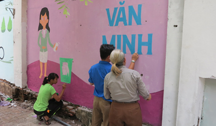 Các tình nguyện viên đang vẽ tranh.