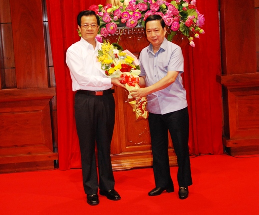 Ông Trần Thế Ngọc, nguyên Ủy viên BCH Trung ương Đảng Bí thư Tỉnh ủy trao hoa chúc mừng ông Lê Hồng Quang
