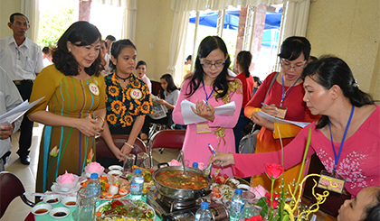 Ban giám khảo chấp điểm tại hội thi 