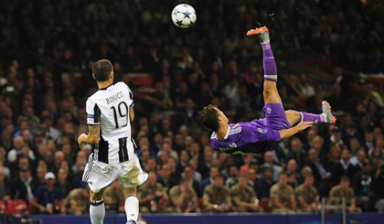 Pha móc bóng của Ronaldo trong trận chung kết Champions League 2016-17. (Nguồn: Getty)