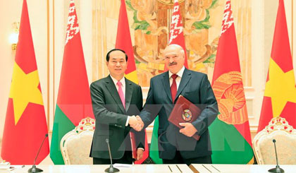 Chủ tịch nước Trần Đại Quang và Tổng thống Belarus Alexander Lukashenko tại Lễ ký Tuyên bố chung Về phát triển toàn diện và sâu rộng giữa Cộng hòa xã hội chủ nghĩa Việt Nam và Cộng hòa Belarus. Ảnh: Nhan Sáng/TTXVN