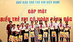Động viên trẻ em vượt khó vươn lên