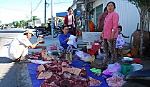 Thịt heo vẫn còn bày bán tràn lan dưới đất
