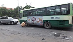 Va chạm với xe mô tô, nam thanh niên bị xe buýt cán qua chân