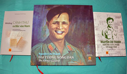 Bộ sách gồm ba cuốn: “Nguyễn Chí Thanh - Những góc nhìn từ hậu thế”; “Nguyễn Chí Thanh - Đại tướng nông dân” và “Những cánh thư ra Bắc vào Nam”. Ảnh: qdnd.vn