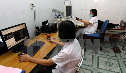 Khám siêu âm cho bệnh nhân theo quy trình dự án Xây dựng mô hình khám chữa bệnh và quản lý bệnh án điện tử. (Ảnh: Vũ Sinh/TTXVN)
