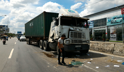 Xe đầu kéo hư hỏng nặng sau tai nạn.