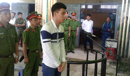 Bị cáo Nguyễn Thành Vinh đứng trước vành móng ngựa,