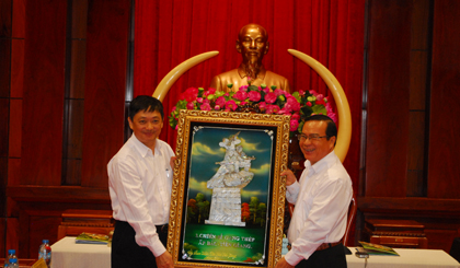 ông Phạm Anh Tuấn, Phó Chủ tịch UBND tỉnh Tiền Giang trao quà lưu niệm cho ông Đặng Việt Dũng, Phó Chủ tịch Thường trực UBND TP. Đà Nẵng.