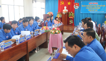 Các đại biểu làm việc tại hội nghị.