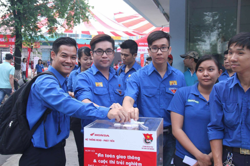 Các sinh viên hào hứng trong ngày hội mang tên “An toàn giao thông và cuộc thi trải nghiệm Lái xe Tiết kiệm nhiên liệu” do HEAD Phát Tiến 4 tổ chức.