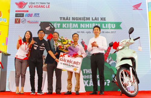Sự kiện Trải nghiệm Tiết kiệm nhiên liệu đã trao những phần quà đặc biệt trong đó có chiếc xe Wave Apha 110 mới cho các khách hàng may mắn trong phần bốc thăm trúng thưởng.