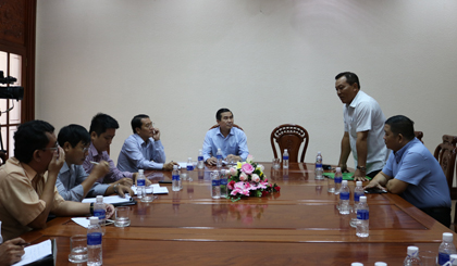 Ông Lê Văn Hưởng, Chủ tịch UBND tỉnh cùng một số thành viên Tổ Tiếp xúc đầu tư tỉnh Tiền Giang tiếp xúc với các nhà đầu tư.