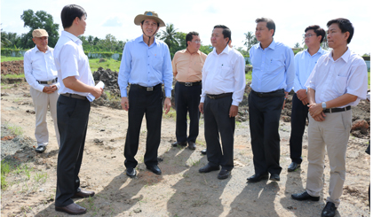 Ông Lê Văn Hưởng, Chủ tịch UBND tỉnh kiểm tra thực tế tại Dự án Khu Thương mại dịch vụ TP. Mỹ Tho
