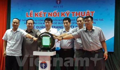 Bấm nút khai trương dịch vụ công trực tuyến về quản lý trang thiết bị y tế. (Ảnh: PV/Vietnam+)