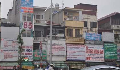 Các cơ sở y tế tư nhân san sát nhau. (Ảnh: T.G/Vietnam+)