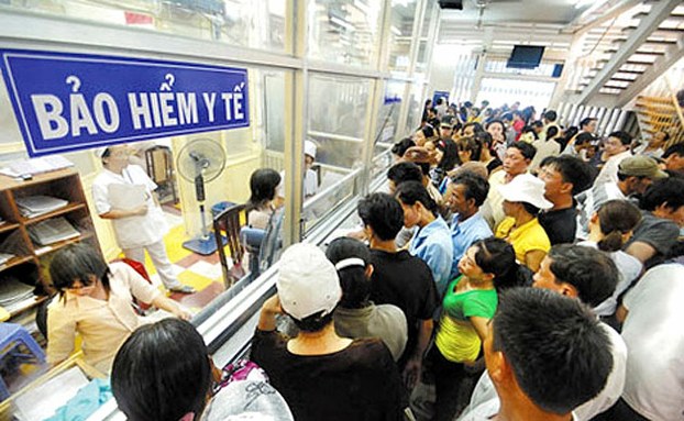 Người khám chữa bệnh bằng thẻ BHYT không được thuận tiện như khám dịch vụ. Ảnh minh hoạ