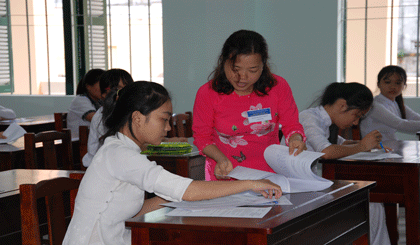 Giám thị kiểm tra thông tin của thí sinh trước giờ thi 