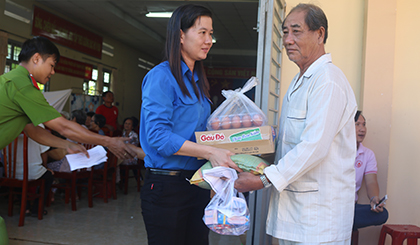 Chương trình đã tặng quà cho 1.100 gia đình chính sách, thương binh, liệt s.ĩ