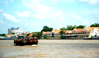 Một góc của TP. Mỹ Tho (nhìn từ sông Tiền).