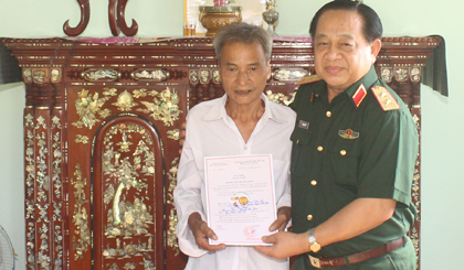  Đồng chí Trung tướng Nguyễn Xuân Tỷ, Phó Giám đốc Học viện Quốc phòng trao Quyết định tặng nhà tình nghĩa cho ông Phạm Văn Cu.