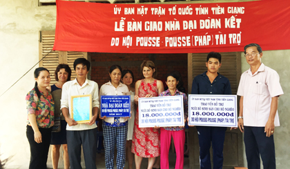 Trao nhà đại đoàn kết và hỗ trợ vốn nuoi bò sinh sản cho hộ gia đình có hoàn cảnh khó khăn