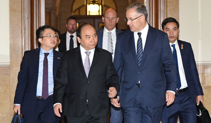 Thủ tướng Nguyễn Xuân Phúc và Thị trưởng Rotterdam Ahmed Aboutaleb. Ảnh: VGP/Quang Hiếu