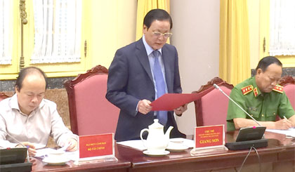 Phó Chủ nhiệm Thường trực Văn phòng Chủ tịch nước Giang Sơn công bố Lệnh của Chủ tịch nước về việc công bố 6 luật mới được thông qua tại kỳ họp thứ 3 Quốc hội khóa XIV. Ảnh: VGP/Nguyễn Hoàng