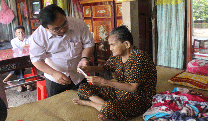 Ông Võ Văn Bình, Phó Bí thư Tỉnh ủy, Trưởng Đoàn ĐBQH tỉnh thăm hỏi sức khỏe và tặng quà cho bà Nguyễn Thị Năm ngụ ấp Long Phước, xã Mỹ Phước Tây, TX Cai Lậy 