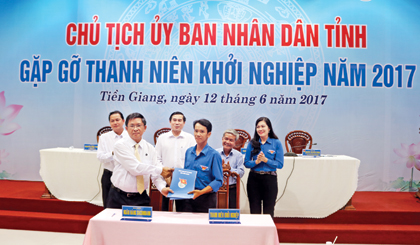 Ngân hàng Sacombank ký kết giải ngân vốn 550 triệu đồng hỗ trợ 5 dự án khởi nghiệp.