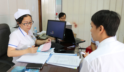Điều dưỡng Nguyễn Thị Mỹ Linh giải quyết các trường hợp khiếu nại, thắc mắc của bệnh nhân.