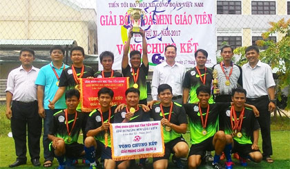 Ông Lưu Nhơn Đức, Chủ tịch CĐGD tỉnh Tiền Giang, Trưởng Ban Tổ chức giải trao cúp vô địch cho đội huyện Cái Bè.
