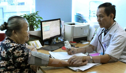 Khám sức khỏe cho người cao tuổi. (Ảnh: Dương Ngọc/TTXVN) 