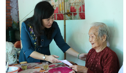 Bà Châu Thị Mỹ Phương, Ủy viên dự khuyết Ban chấp hành Trung ương Đảng, Ủy viên Ban thường vụ Tỉnh ủy, Bí thư Thị ủy Cai Lậy tặng quà cho Bà mẹ Việt Nam Anh Hùng Lê Thị Kiều ở xã Mỹ Hạnh Trung, TX. Cai Lậy