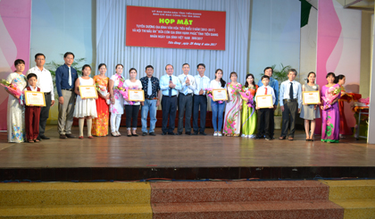 Tuyên dương các GĐVH tiêu biểu 5 năm liền (2012 - 2017). 	Ảnh: THU HOÀI