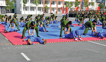 Đoàn VĐV CA tỉnh tham gia biểu diễn võ thuật tại Hội thi Bắn súng, Võ thuật thanh niên CAND khu vực phía Nam năm 2017.    						            Ảnh: HOÀNG SƠN