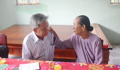Ông Trần Long Thôn thăm và tặng quà cho ông Nguyễn Văn Đực, ấp 5, xã Mỹ Thành Bắc.