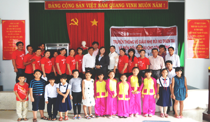 Ban tổ chức và các em học sinh tham dự chương trình