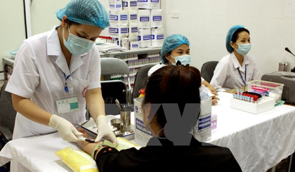 Bệnh nhân viêm gan đến khám, xét nghiệm, điều trị định kỳ. (Ảnh: Dương Ngọc/TTXVN)