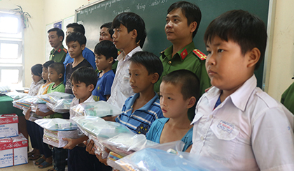 Chương trình tặng 40 phần quà cho các em có thành tích học tâp tốt của xã.