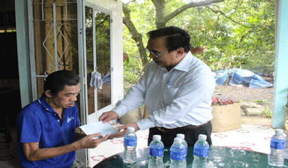 Ông Võ Văn Bình thăm hỏi, tặng quà cho thương binh, bệnh binh Nguyễn Văn Bá, ấp Bình Thuận, xã Bình Trưng 