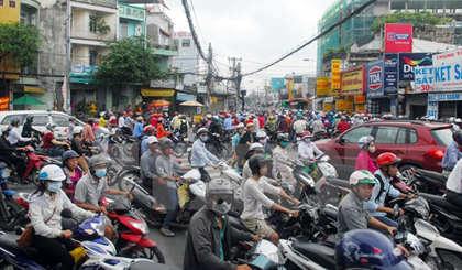 Qúa tải phương tiện giao thông cũng gây ra ô nhiễm tiếng ồn. (Ảnh: Mạnh Linh/TTXVN)
