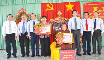 Đồng chí Nguyễn Văn Danh (thứ ba từ phải sang), cùng các đồng chí lãnh đạo tỉnh và huyện Cai Lậy chụp ảnh lưu niệm với “Bà mẹ Việt Nam Anh hùng” ở huyện Cai Lậy.
