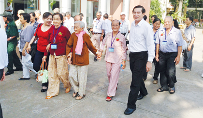 Ông Lê Văn Hưởng, Phó Bí thư Tỉnh ủy, Chủ tịch UBND tỉnh tiễn Đoàn Người có công tham quan Thủ đô Hà Nội.