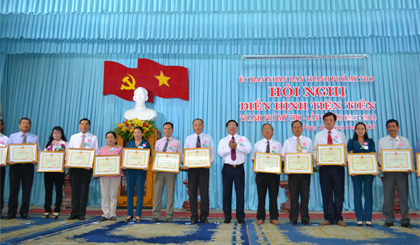 Lãnh đạo Thành ủy trao danh hiệu “Điển hình tiên tiến” cho các tập thể trong phong trào thi đua xây dựng thành phố.