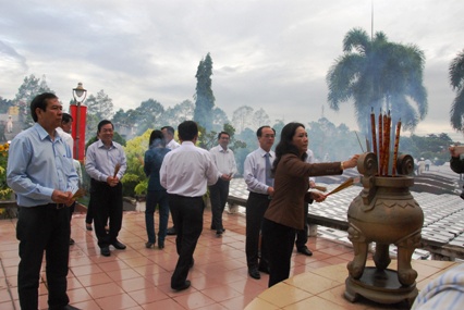 Lãnh đạo tỉnh thắp hương liệt sĩ chưa biết tên.