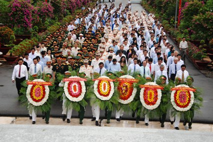  Lãnh đạo tỉnh và cán bộ, sĩ quan lực lượng vũ trang cùng đại diện các sở, ban, ngành, đoàn thể của tỉnh viếng nghĩa trang liệt sĩ tỉnh vào sáng ngày 25-7.