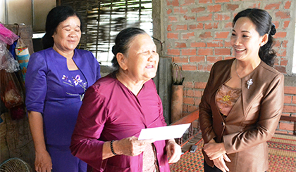bà Nguyễn Thị Sáng, Ủy viên Ban Thường vụ, Phó Chủ tịch HĐND tỉnh thăm hỏi sức khỏe và tặng quà 