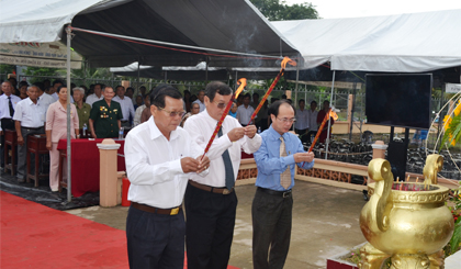 Lãnh đạo  Bộ tư lệnh Bộ đội biên phòng và lãnh đạo tỉnh thắp hương tại Bia chiến thắng Đồng Sơn